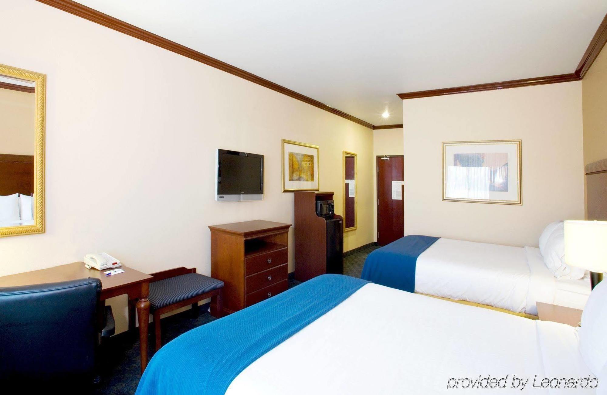 Holiday Inn Express Hotel And Suites Falfurrias Экстерьер фото